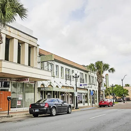 Oyo Historic Cameron Hotel Brownsville I-69E-2