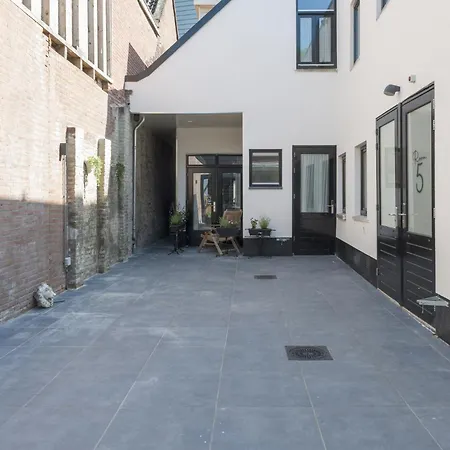 Petite Room With Wifi, Ac, And Shared Kitchen-3