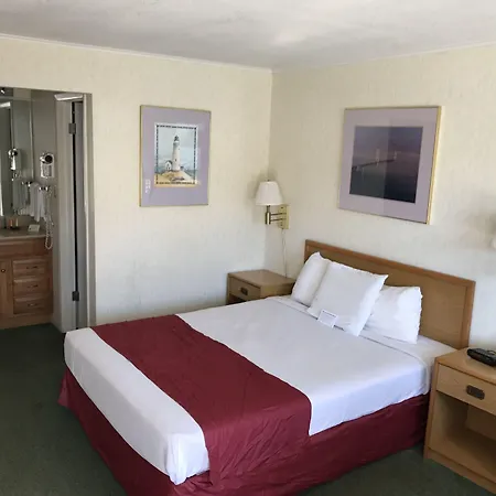 Travelodge By Wyndham Mackinaw City-2