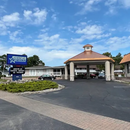 Travelodge By Wyndham Mackinaw City-3