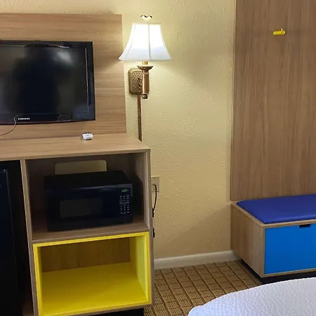 Days Inn By Wyndham Clinton-3