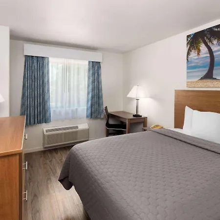 Days Inn By Wyndham Biloxi Beach-2