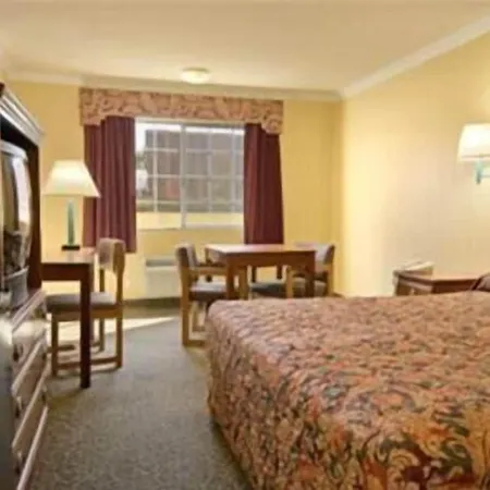 Super 8 By Wyndham Los Angeles Downtown-2