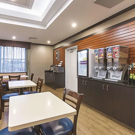La Quinta Inn & Suites Casino And Bar By Wyndham Glendive-3