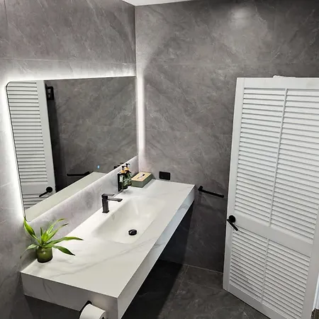 Ramada By Wyndham Cairns City Centre-3