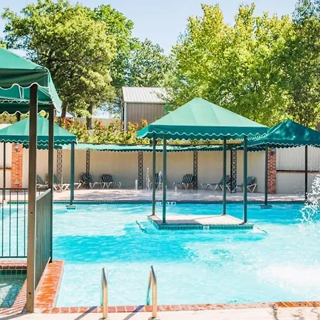 French Quarter Resort By Coolvacay-3