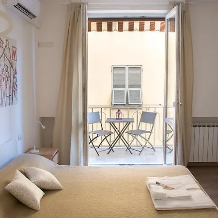 Via Colombo Holiday Rooms-2