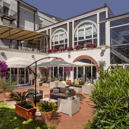 Hotel Riviera 3 Stelle con piscina estiva gratuita e garage a pagamento-2