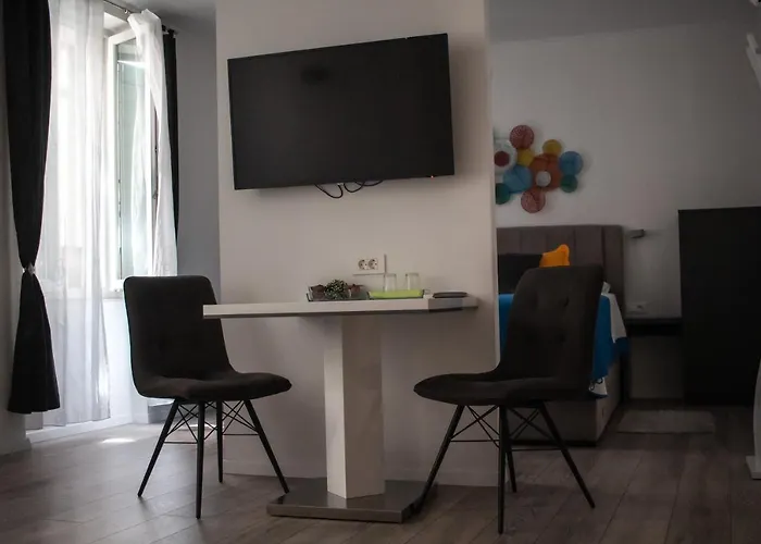 Julije Rooms