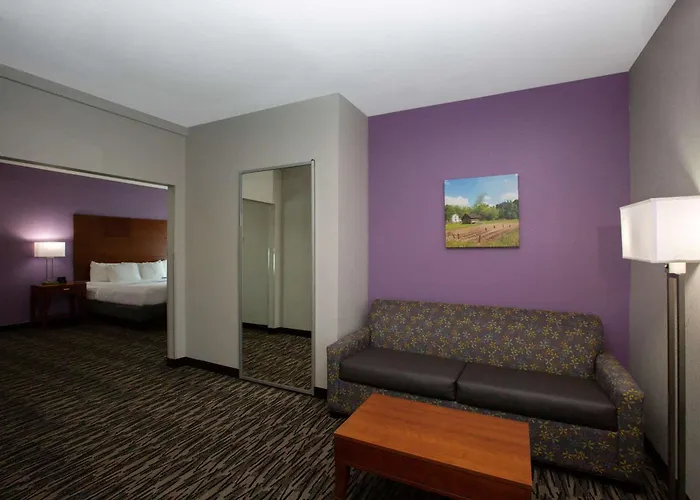 La Quinta By Wyndham Tupelo Hotel