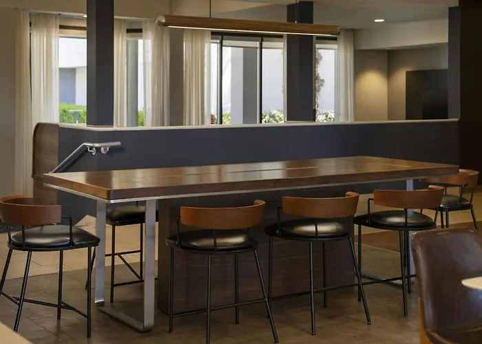 Courtyard By Marriott Fresno Hotel