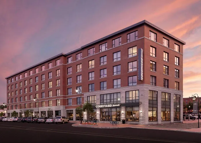 Courtyard By Marriott Portland Downtown/Waterfront Hotel