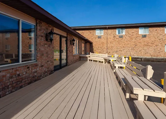 Baymont By Wyndham Manistee Hotel