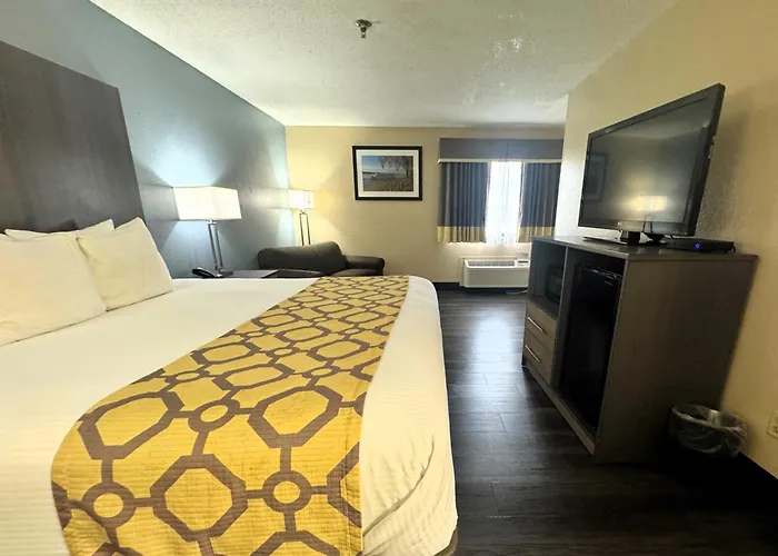Baymont By Wyndham Tupelo Motel