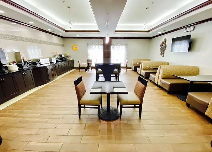 La Quinta By Wyndham Tupelo Hotel