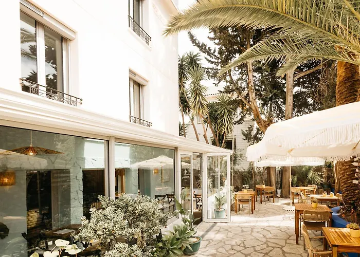 Hôtel Le Petit Castel