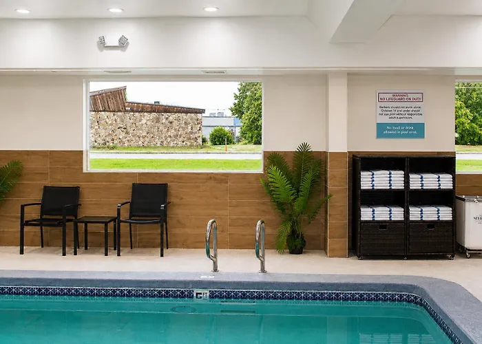 La Quinta By Wyndham Logan Hotel