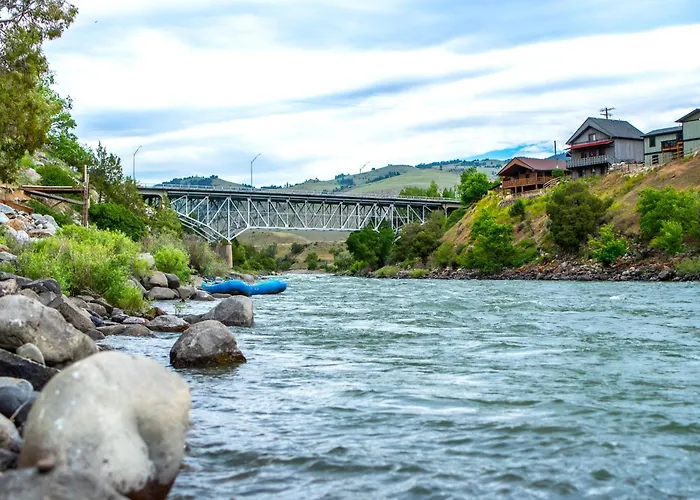 Yellowstone Riverside Cottages Gardiner