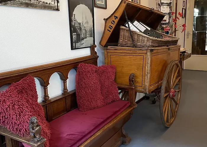 Hotel Hanzestadslogement De Leeuw in het centrum, Snoepwinkel, Hanzemuseum, Koffieschenkerij met Binnenplaats, Kamers met keukentje en Ontbijtservice Deventer