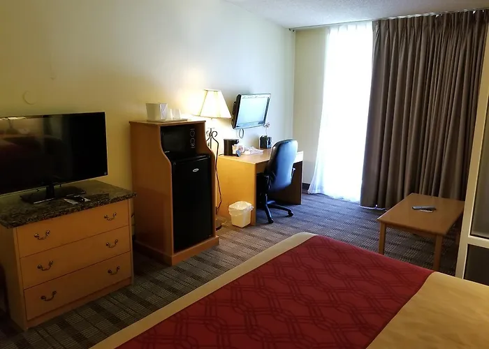 Econo Lodge Inn & Suites