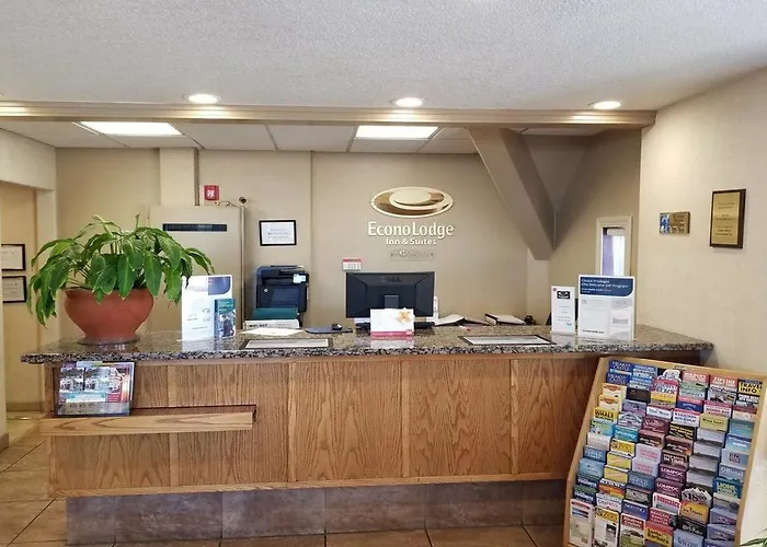 Econo Lodge Inn & Suites